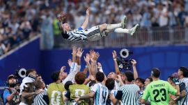 Lionel Messi celebra con sus compañeros tras la victoria por 3-2 en el partido de octavos de final de la Copa Mundial de la FIFA 2026 entre Argentina y Egipto, disputado en el Estadio de Atlanta, Georgia.