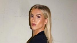 El look sporty luxe viajero de Kelci Rose Bowers, la pareja de Marcos Senesi: la camiseta argentina en pleno vuelo