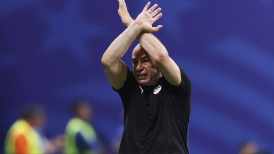 Qué significa el polémico gesto del técnico de Egipto contra la Selección argentina