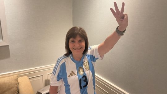 Patricia Bullrich reafirmó su cábala por el 3-2 de Argentina ante Egipto y volvió a publicar la foto que repite en cada victoria