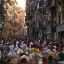 Fotogaleria Los participantes corren delante de los toros de la ganadería Fuente Ymbro durante el primer encierro de las fiestas de San Fermín en Pamplona, norte de España.