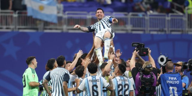 Lionel Messi, es levantado por sus compañeros de equipo mientras celebran la victoria en el partido de octavos de final del Mundial de 2026 entre Argentina y Egipto