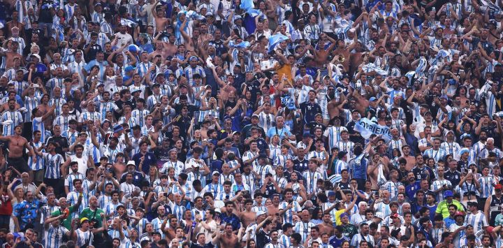 Aficionados argentinos reaccionan durante el partido de octavos de final de la Copa Mundial de la FIFA 2026 entre Argentina y Egipto en el Estadio de Atlanta, Georgia.