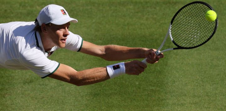 El italiano Jannik Sinner devuelve la pelota ante el estadounidense Jenson Brooksby durante su partido de tercera ronda individual masculino de tenis en el quinto día del Campeonato de Wimbledon 2026 en el All England Lawn Tennis and Croquet Club en Wimbledon, al suroeste de Londres.
