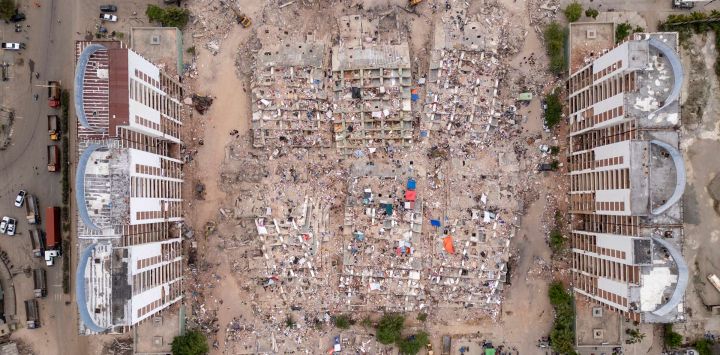 Esta vista aérea muestra edificios derrumbados en Caraballeda, estado de La Guaira, Venezuela, tras los terremotos del 24 de junio. Los dos sismos que azotaron Venezuela el 24 de junio dejaron al menos 3.535 muertos, según informó el gobierno venezolano.