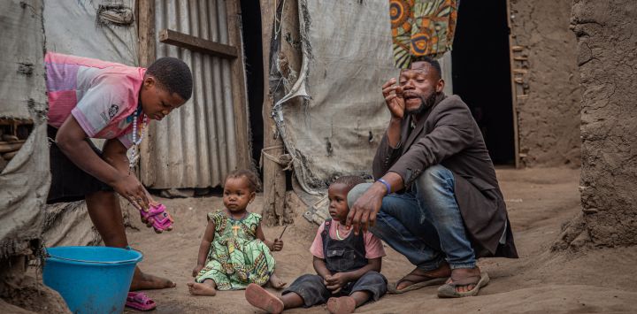 Imagen de una familia en un campamento de desplazados, cerca de Bunia, en la provincia de Ituri, República Democrática del Congo (RDC). La RDC ha reportado 1.528 casos confirmados de ébola, incluidas 492 defunciones, mientras el último brote en el país continúa expandiéndose. Según un informe de situación publicado por las autoridades sanitarias congoleñas, un total de 239 pacientes se han recuperado, mientras que 628 confirmados aún se encuentran en aislamiento u hospitalizados.