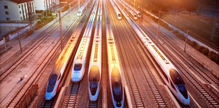 Imagen tomada con un dron de trenes de alta velocidad estacionados en un patio de almacenamiento, en Lianyungang, en la provincia de Jiangsu, en el este de China.