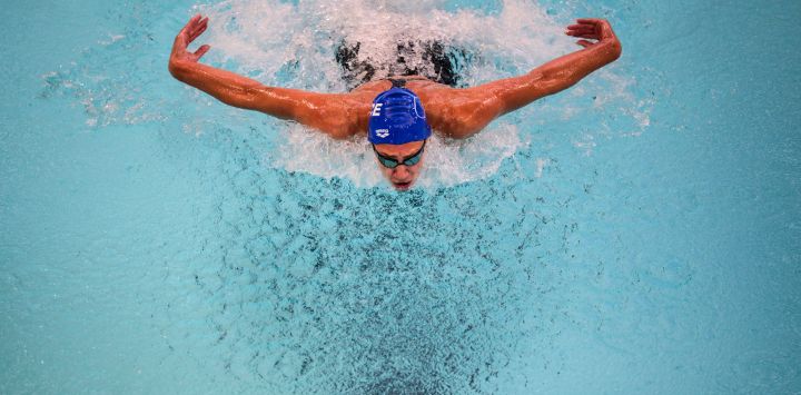 La francesa Lilou Ressencourt compite en la final de los 200 metros mariposa durante el campeonato nacional de natación de Francia en Saint-Étienne, en el centro de Francia.