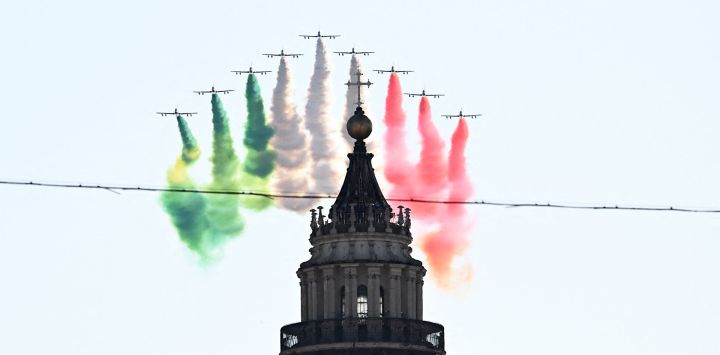 La unidad acrobática de la Fuerza Aérea Italiana, Frecce Tricolori (Flechas Tricolores), lanza humo con los colores de la bandera italiana mientras sobrevuela la Basílica de San Pedro del Vaticano durante la ceremonia de entrega de premios del XIV Rally di Roma Capitale del Campeonato Europeo de Rally de la FIA, en el centro de Roma.