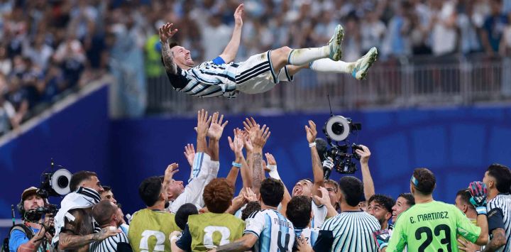 Lionel Messi celebra con sus compañeros tras la victoria por 3-2 en el partido de octavos de final de la Copa Mundial de la FIFA 2026 entre Argentina y Egipto, disputado en el Estadio de Atlanta, Georgia.