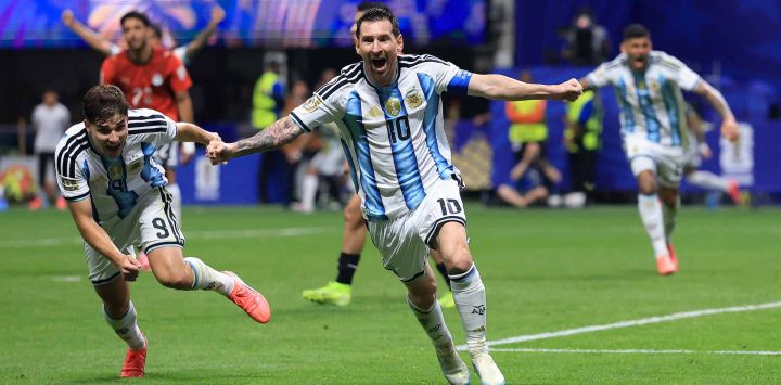 Lionel Messi celebra el segundo gol de su equipo durante el partido de octavos de final de la Copa Mundial de la FIFA 2026 entre Argentina y Egipto en el Estadio de Atlanta en Atlanta, Georgia.