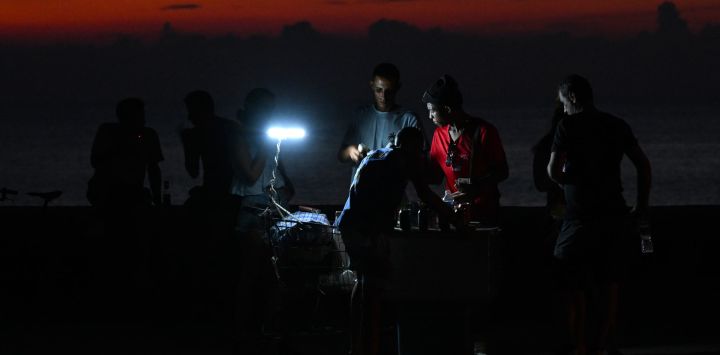 Personas se congregan en el Malecón durante un apagón nacional en La Habana. Cuba sufrió ese día su tercer apagón nacional desde principios de año, según informó la compañía eléctrica estatal. La empobrecida isla ya tenía dificultades para mantener el suministro eléctrico antes de que el presidente estadounidense Donald Trump impusiera en enero un bloqueo petrolero, que ha agotado las ya escasas reservas de combustible para las centrales eléctricas cubanas.