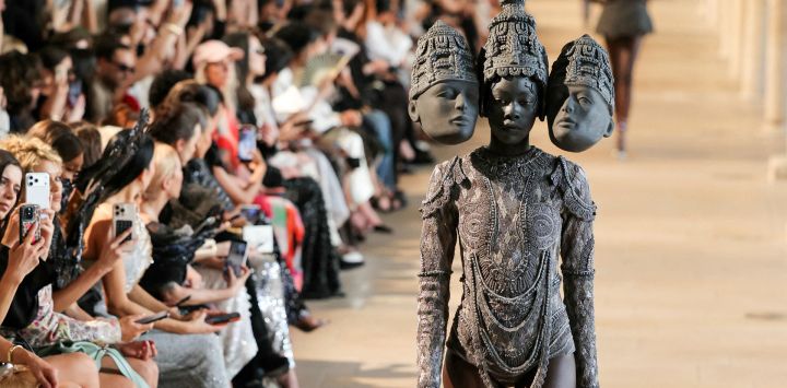 Una modelo presenta una creación de Rahul Mishra para la colección de Alta Costura Femenina Otoño/Invierno 2026-2027 en el marco de la Semana de la Moda de París.