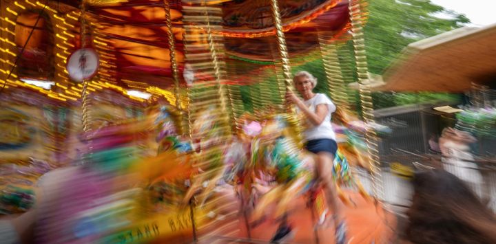 Una mujer disfruta de un carrusel en el centro de Londres mientras la gente sale a aprovechar las temperaturas más frescas tras varios días de calor extremo.