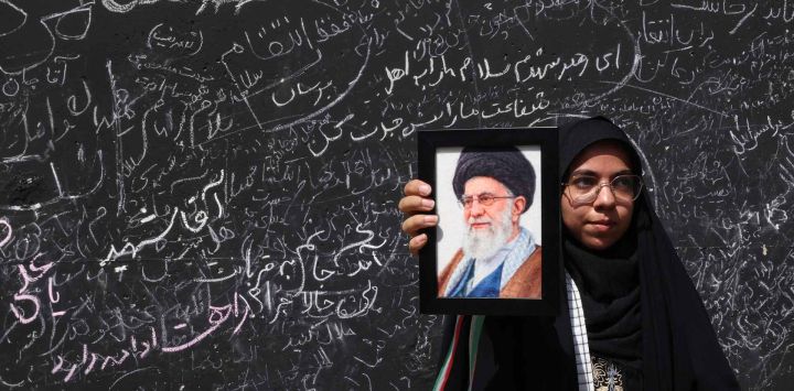 Una mujer sostiene un retrato del ayatolá Ali Khamenei, líder supremo asesinado de Irán, mientras rinde homenaje en la Gran Mosalla, donde los dolientes se reunieron para orar en el segundo día de las ceremonias fúnebres en Teherán.