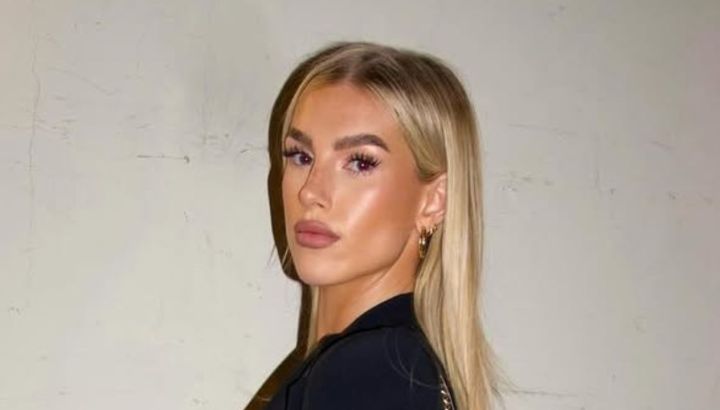 El look sporty luxe viajero de Kelci Rose Bowers, la pareja de Marcos Senesi: la camiseta argentina en pleno vuelo