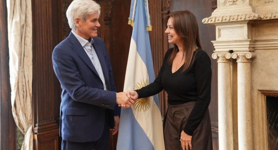 Ministra de Capital Humano, Sra. Sandra Pettovello y Gian Carlo Aubry, CEO de Nestlé para Argentina, Uruguay y Paraguay