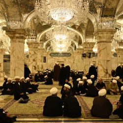Clérigos esperan para rezar ante el féretro del líder supremo iraní, Ali Khamenei, asesinado en el santuario del Imam Ali en Nayaf, antes de que fuera trasladado a la ciudad santa iraquí de Karbala. Multitudes abarrotaron las calles de Nayaf mientras el féretro del líder supremo iraní, Ali Khamenei, recorría la ciudad santa en una procesión dedicada a Irak, hogar de los santuarios más sagrados del islam chií. | Foto:Hussein Faleh / AFP