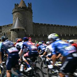 El pelotón toma la salida de la cuarta etapa de la 113.ª edición del Tour de Francia, un recorrido de 182 km entre Carcasona y Foix, en el suroeste de Francia. | Foto:LOIC VENANCE / AFP