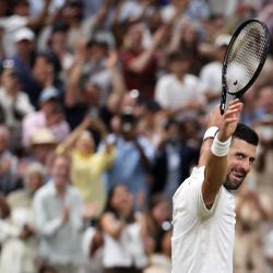 El serbio Novak Djokovic celebra su victoria sobre el canadiense Felix Auger-Aliassime durante el partido de cuartos de final individual masculino de tenis, disputado en la novena jornada del Campeonato de Wimbledon 2026 en el All England Lawn Tennis and Croquet Club de Wimbledon, al suroeste de Londres. | Foto:HENRY NICHOLLS / AFP