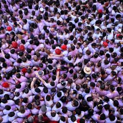 Los juerguistas participan en el 'Chupinazo' (lanzamiento de cohetes) que marca el inicio oficial del Festival de San Fermín en la Plaza Consistorial frente al Ayuntamiento de Pamplona, en el norte de España. | Foto:ANDER GILLENEA / AFP