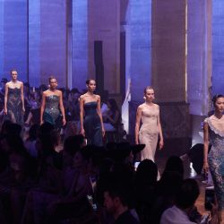 Modelos presentan creaciones de Georges Hobeika para la colección de Alta Costura Femenina Otoño/Invierno 2026-2027 en el marco de la Semana de la Moda de París. | Foto:GEOFFROY VAN DER HASSELT / AFP