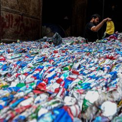 Un trabajador egipcio prepara plástico para su procesamiento en una planta de reciclaje en el vertedero del barrio de Manshiyet Nasser, en El Cairo. | Foto:Khaled Desouki / AFP