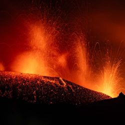 Una fotografía muestra la lava fluyendo del cráter durante una erupción del volcán Etna en Sicilia. | Foto:Etna Walk / AFP