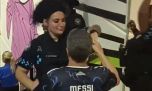 Video: los hinchas argentinos abducen a los policías de EEUU y los suman a su festejo