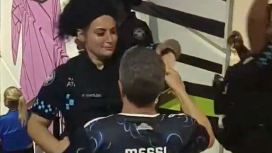 Video: los hinchas argentinos abducen a los policías de EEUU y los suman a su festejo