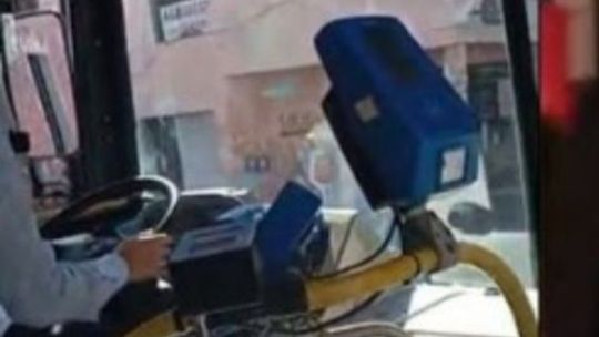 Video: el colectivero que frenó para festejar el tercer gol argentino con los pasajeros