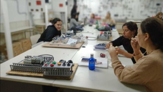 100 becas para aprender electricidad y plomería: el programa que busca capacitar a jóvenes y facilitar su inserción laboral