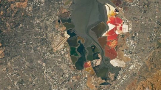 La NASA fotografió una extraña "mancha roja" junto a una de las sedes clave del Mundial 2026