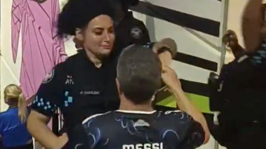 Video: los hinchas argentinos abducen a los policías de EEUU y los suman a su festejo