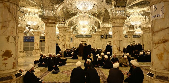 Clérigos esperan para rezar ante el féretro del líder supremo iraní, Ali Khamenei, asesinado en el santuario del Imam Ali en Nayaf, antes de que fuera trasladado a la ciudad santa iraquí de Karbala. Multitudes abarrotaron las calles de Nayaf mientras el féretro del líder supremo iraní, Ali Khamenei, recorría la ciudad santa en una procesión dedicada a Irak, hogar de los santuarios más sagrados del islam chií.