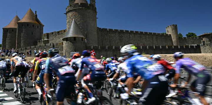 El pelotón toma la salida de la cuarta etapa de la 113.ª edición del Tour de Francia, un recorrido de 182 km entre Carcasona y Foix, en el suroeste de Francia.