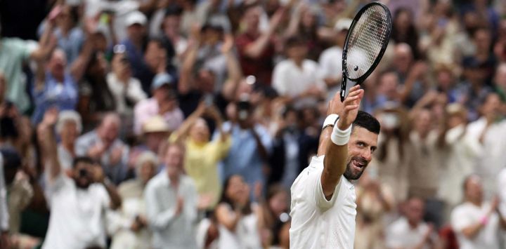 El serbio Novak Djokovic celebra su victoria sobre el canadiense Felix Auger-Aliassime durante el partido de cuartos de final individual masculino de tenis, disputado en la novena jornada del Campeonato de Wimbledon 2026 en el All England Lawn Tennis and Croquet Club de Wimbledon, al suroeste de Londres.