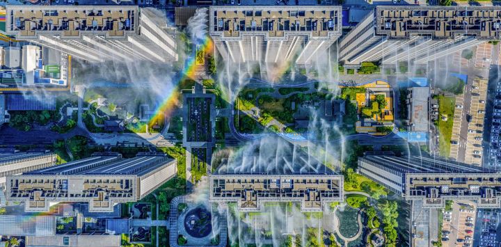 Imagen tomada con un dron de un sistema de nebulización instalado en la azotea de un complejo residencial en la ciudad de Yuncheng, en la provincia de Shanxi, en el norte de China. Ante el clima caluroso, la comunidad ha puesto en marcha el sistema de nebulización para mantener fresca la zona.