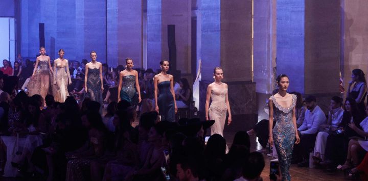 Modelos presentan creaciones de Georges Hobeika para la colección de Alta Costura Femenina Otoño/Invierno 2026-2027 en el marco de la Semana de la Moda de París.