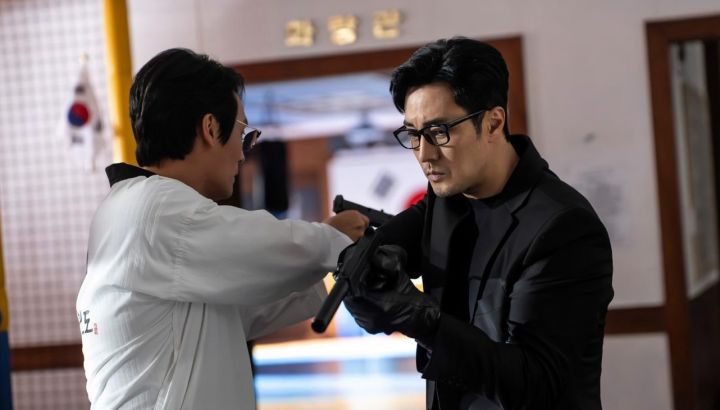 El nuevo drama "Agent Kim Reactivated", protagonizado por So Ji Sub, cosecha éxitos en Netflix