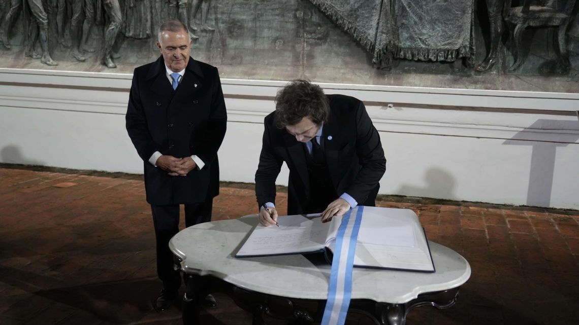 Milei busca consenso con gobernadores en Tucumán mientras se profundiza la distancia con Victoria Villarruel