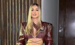 Juli Poggio deslumbró con un estilismo Y2K inspirado en Britney Spears: crop top personalizado, denim de tiro bajo y abrigo fucsia