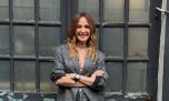 El look patrio de Verónica Lozano para el 9 de julio: blazer, pantalón Oxford y triple escarapela