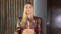 Juli Poggio deslumbró con un estilismo Y2K inspirado en Britney Spears: crop top personalizado, denim de tiro bajo y abrigo fucsia