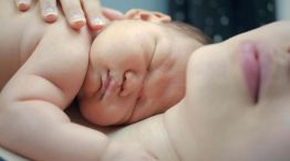 Bebé recién nacido con su mamá 08072026