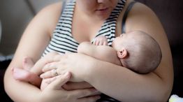 Bebé recién nacido con su mamá 08072026