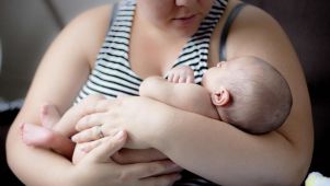 Bebé recién nacido con su mamá 08072026