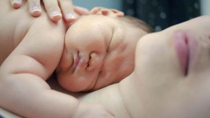 Bebé recién nacido con su mamá 08072026