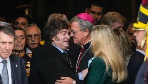 El saludo de García Cuerva con Milei cuando este llegó a la Catedral.