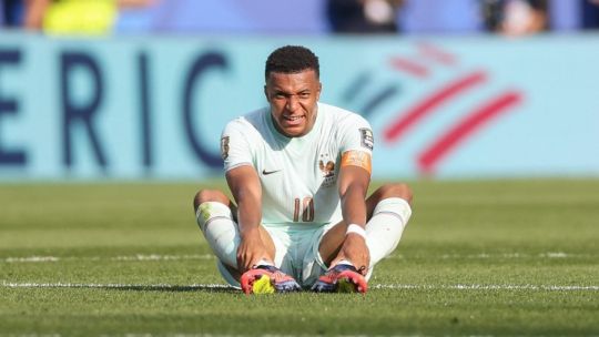 Kylian Mbappé encendió las alarmas en Francia: pidió el cambio ante Marruecos y terminó con hielo en el tobillo